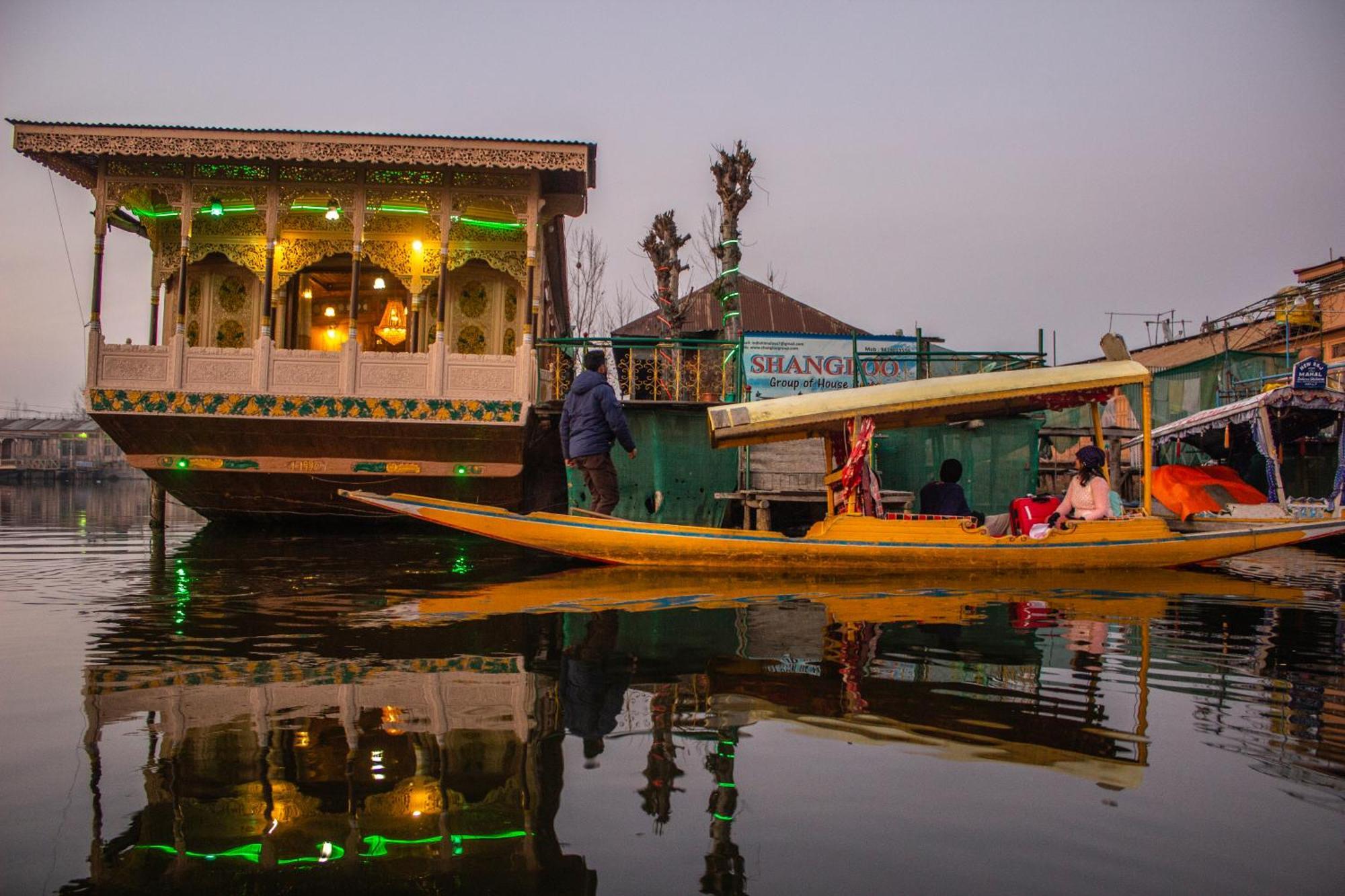 House Boat New Manora Bed & Breakfast Srinagar  Exterior photo