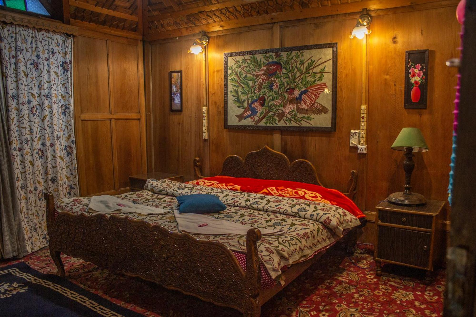House Boat New Manora Bed & Breakfast Srinagar  Exterior photo