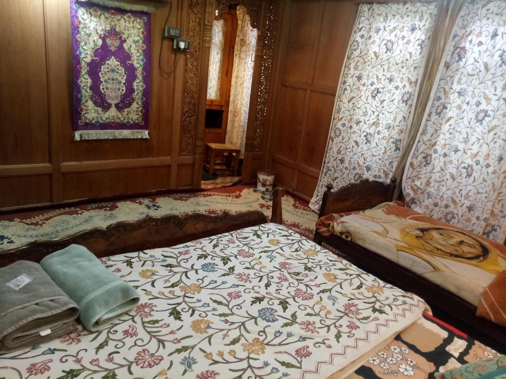 House Boat New Manora Bed & Breakfast Srinagar  Exterior photo