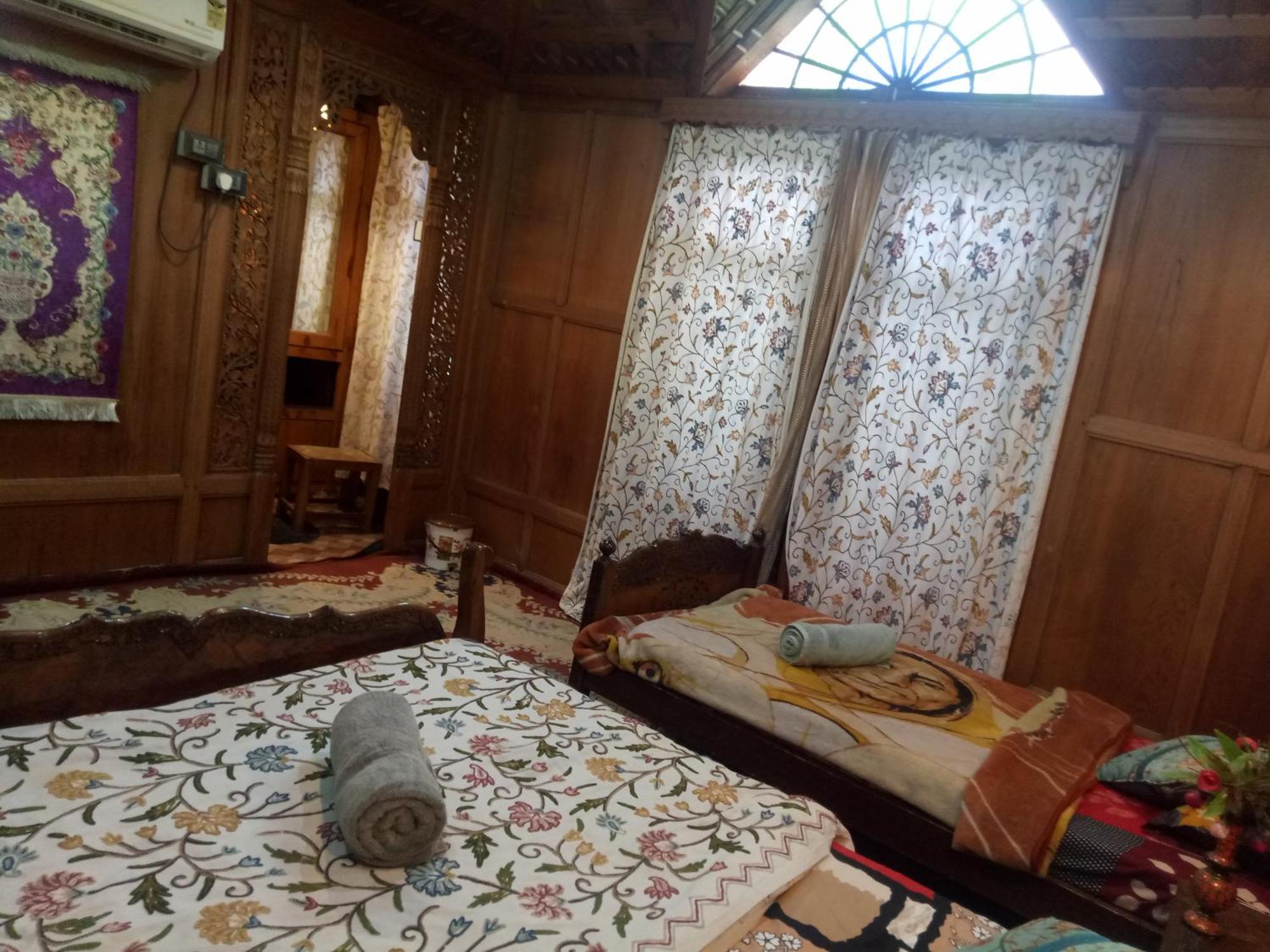 House Boat New Manora Bed & Breakfast Srinagar  Exterior photo