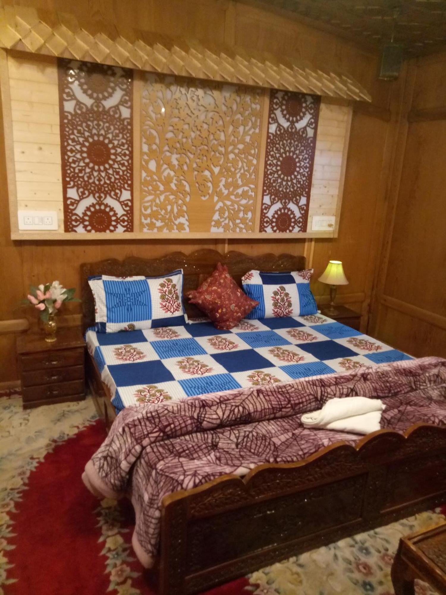 House Boat New Manora Bed & Breakfast Srinagar  Exterior photo