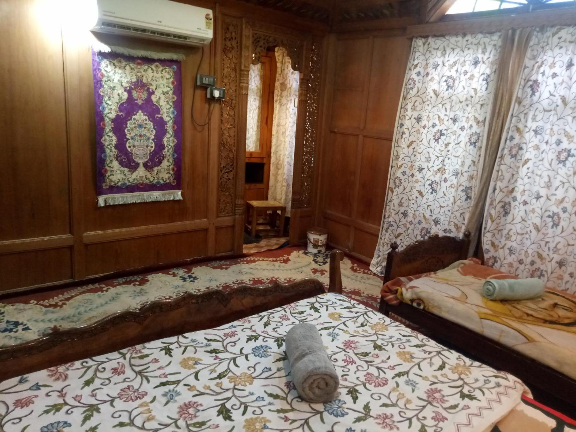 House Boat New Manora Bed & Breakfast Srinagar  Exterior photo