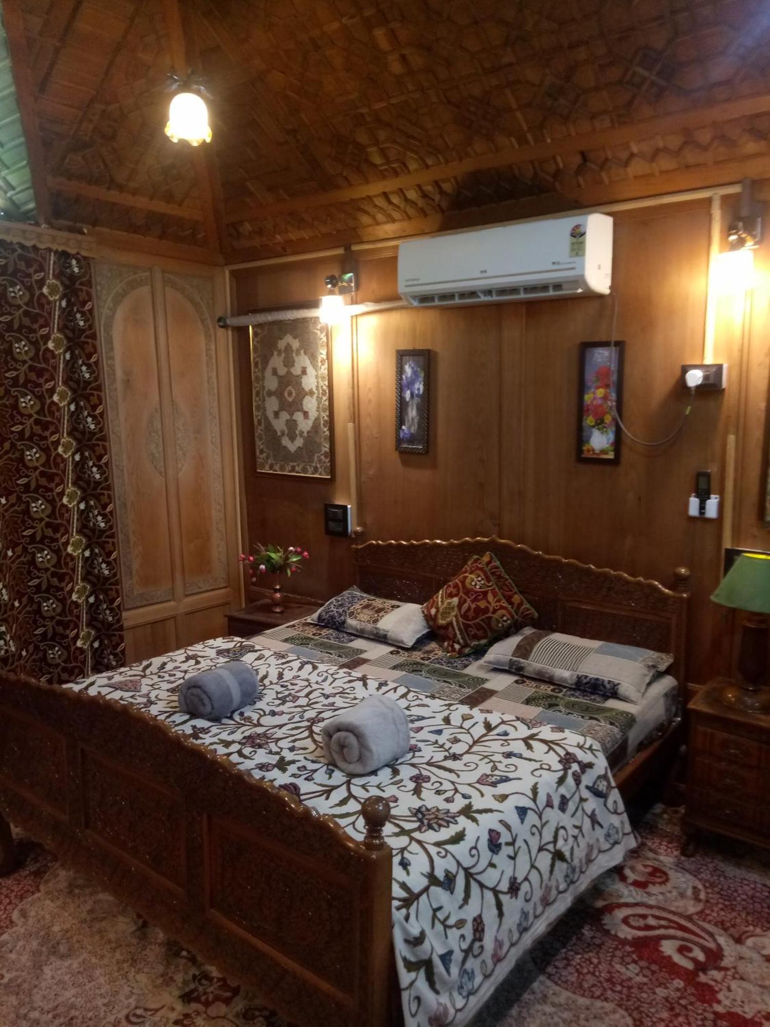 House Boat New Manora Bed & Breakfast Srinagar  Exterior photo