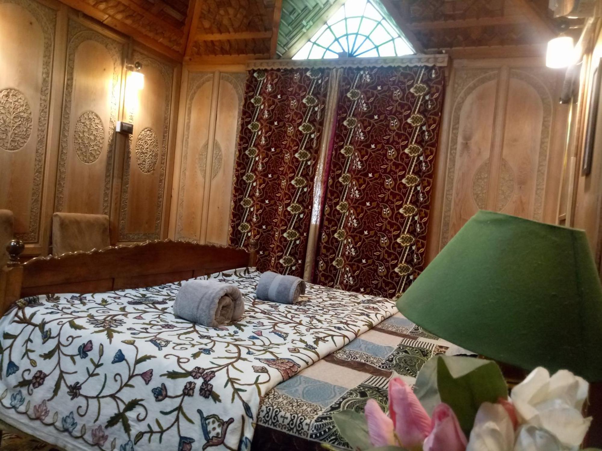 House Boat New Manora Bed & Breakfast Srinagar  Exterior photo