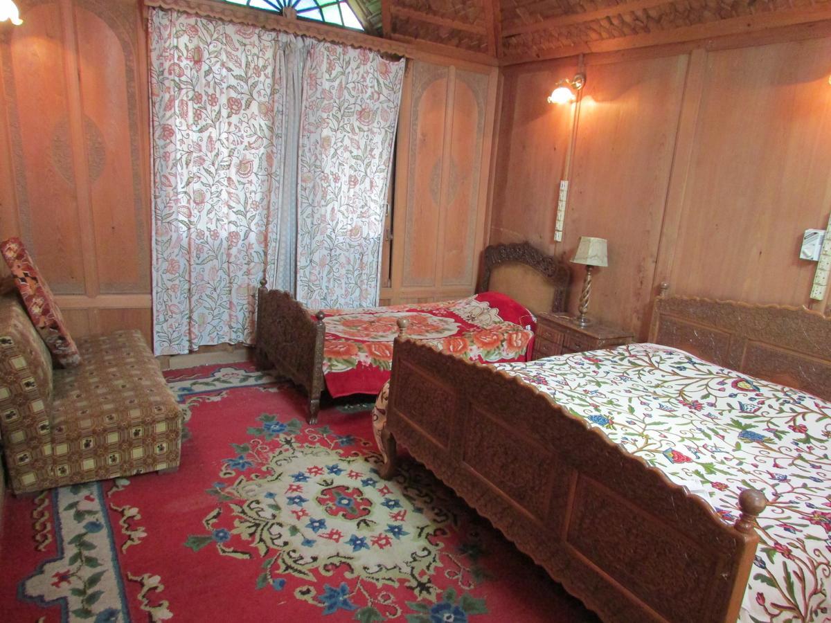 House Boat New Manora Bed & Breakfast Srinagar  Exterior photo