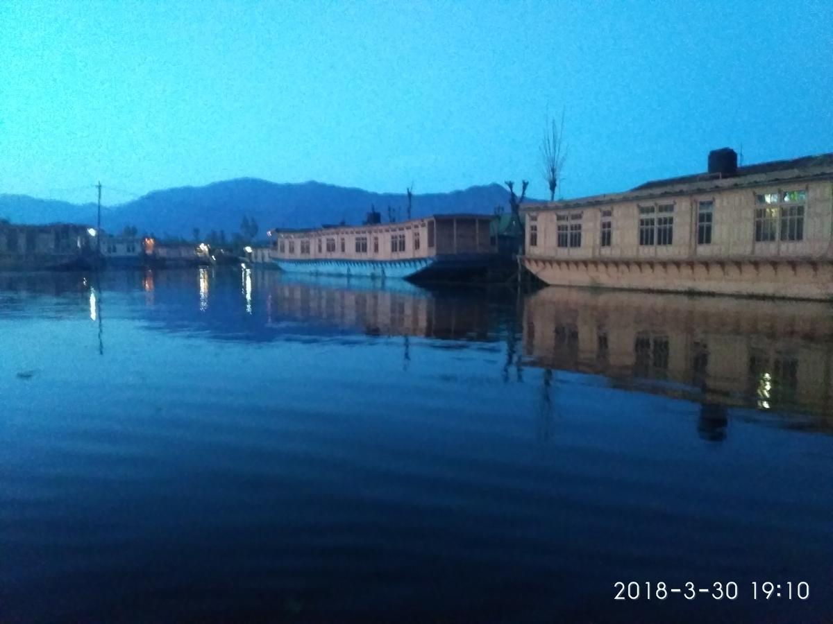 House Boat New Manora Bed & Breakfast Srinagar  Exterior photo